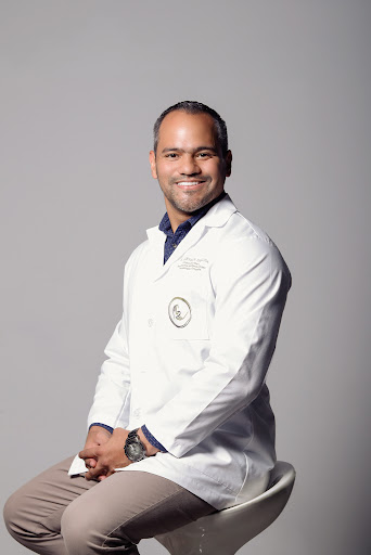 Dr. Germán Delgado en bata médica de consulta